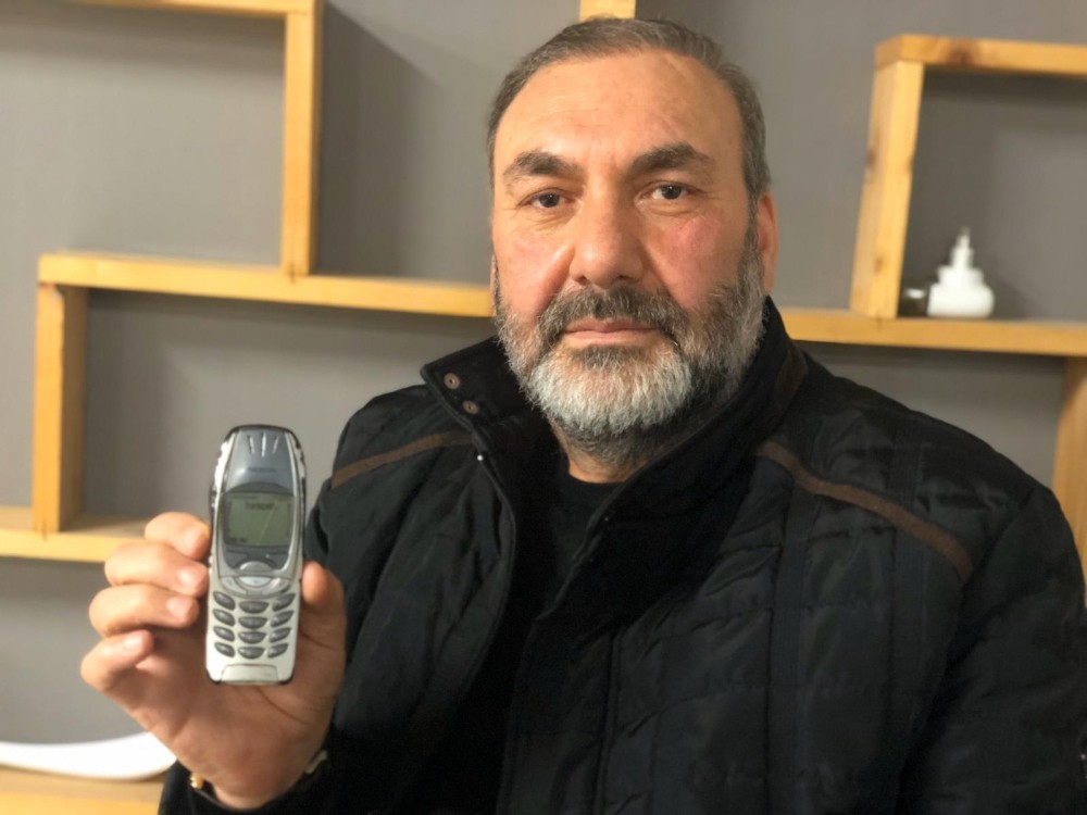18 yıldır bu tuşlu cep telefonunu kullanıyor 
