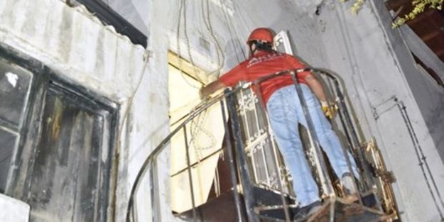 180 kiloluk cenazeyi AKUT evden çıkardı