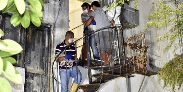 180 kiloluk cenazeyi AKUT ekibi evden çıkardı