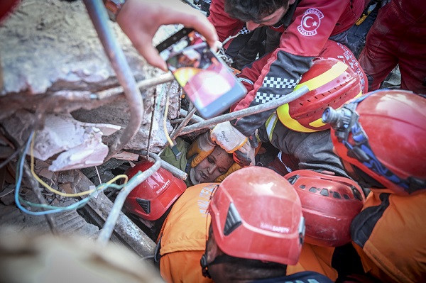 182 saatin sonunda enkazdan çıktı! 12 yaşındaki Kaan gün ışına böyle kavuştu