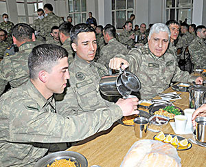 Org. Özel askerle karavana yedi