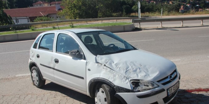 Virajı alamayan otomobil yoldan çıktı