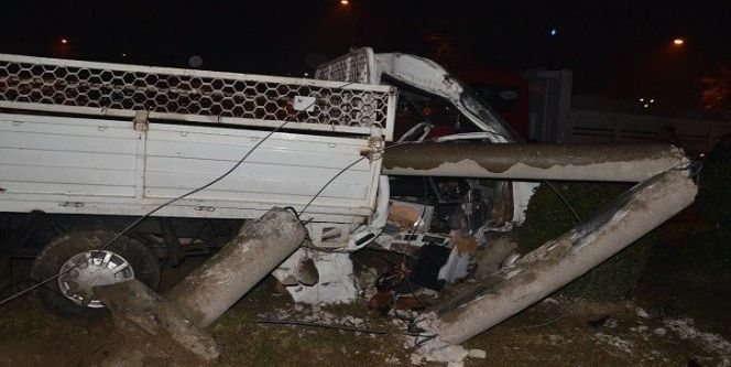 Direğe çarpan kamyonet sürücüsü hayatını kaybetti