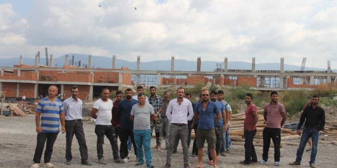 Paralarını alamadıklarını iddia eden işçiler ateş yakarak eylem yaptı