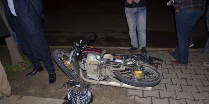 Motosiklet otomobile arkadan çarptı: 2 yaralı