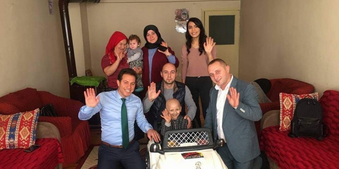 Minik Berat’ın akülü araba sevinci