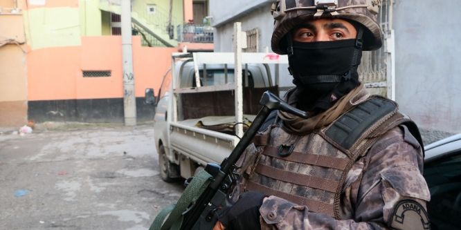 Aranan şahıslara özel harekatlı operasyon
