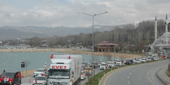 AK Parti Van’da yüzlerce araçlık konvoyla ‘Evet’ dedi