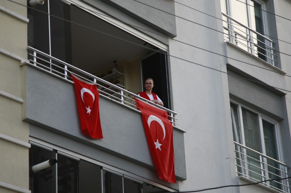 19 Mayıs balkonlardan kutlandı 