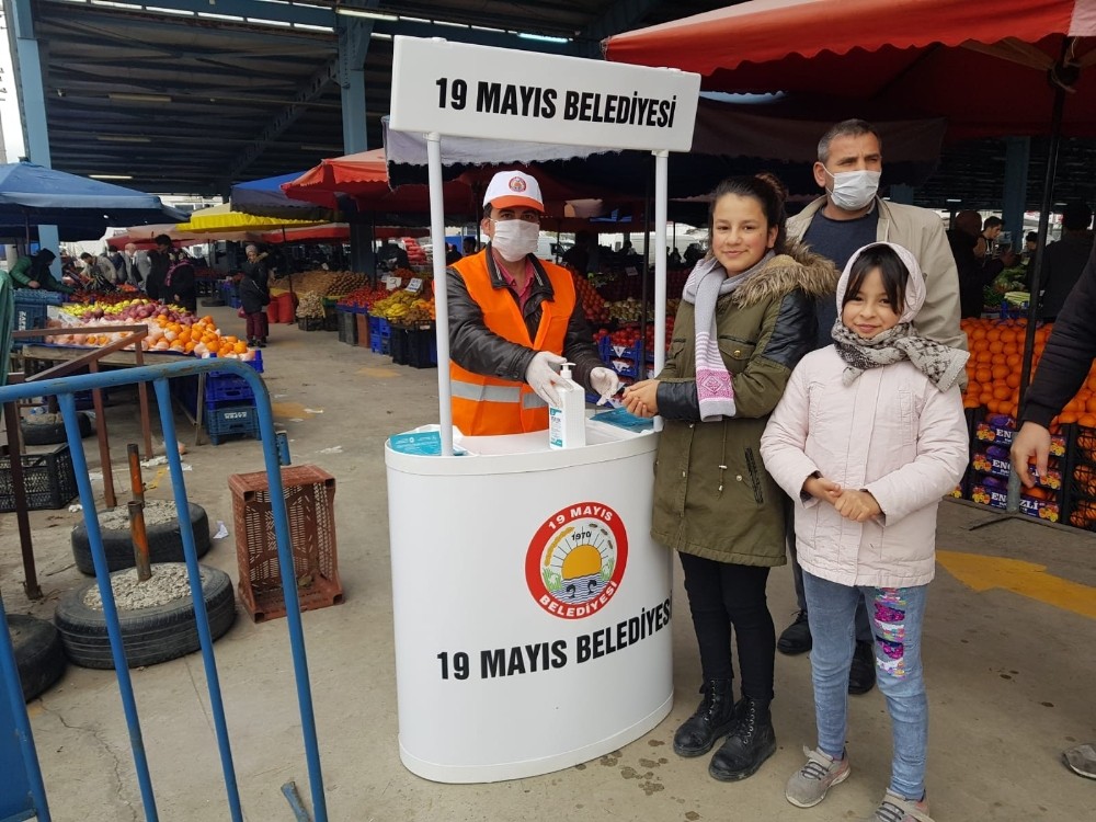 19 Mayıs Belediyesi’nden vatandaşa maske ve eldiven dağıtımı 