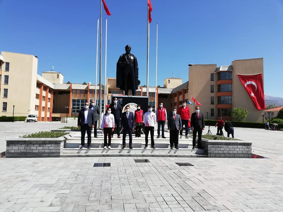 19 Mayıs çelenk sunma töreni düzenlendi 