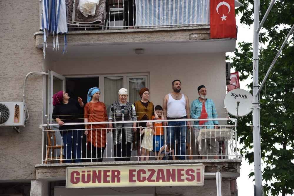 19 Mayıs coşkusu evlere taşındı 