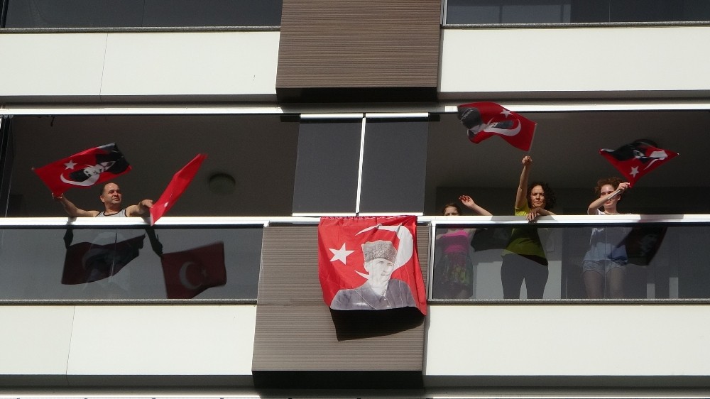 19 Mayıs coşkusuna balkondan ortak oldular 