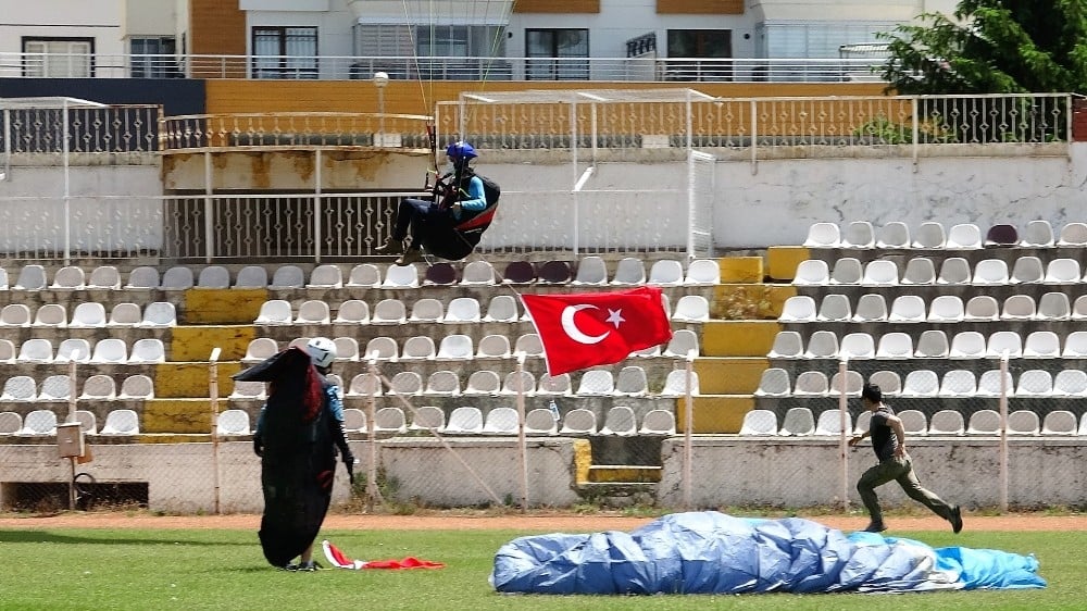 19 Mayıs için havalandı, ağaç dallarına takıldı 
