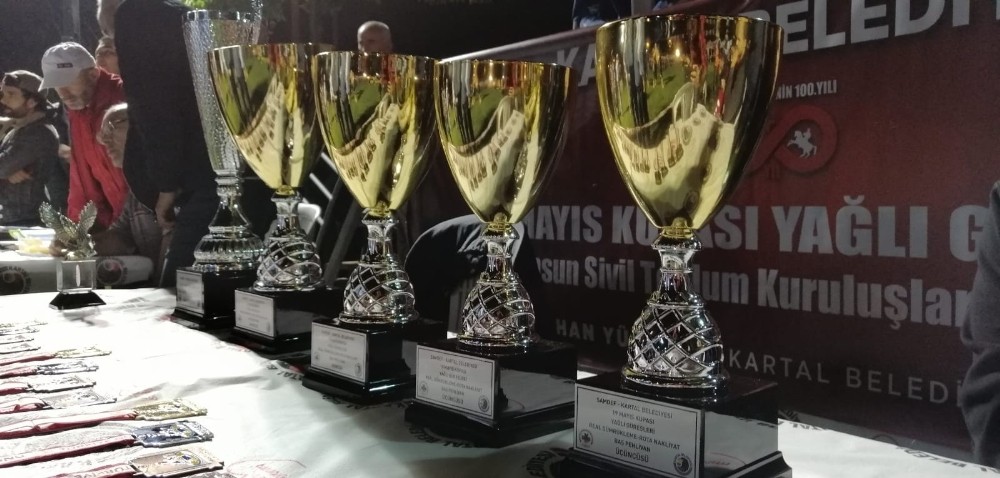19 Mayıs Yağlı Güreşleri’ Kartal sahilinde gerçekleştirildi 
