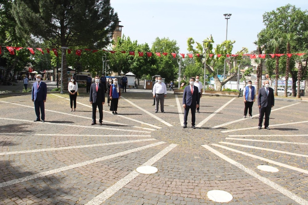 19 Mayıs’a 12 kişilik tören 
