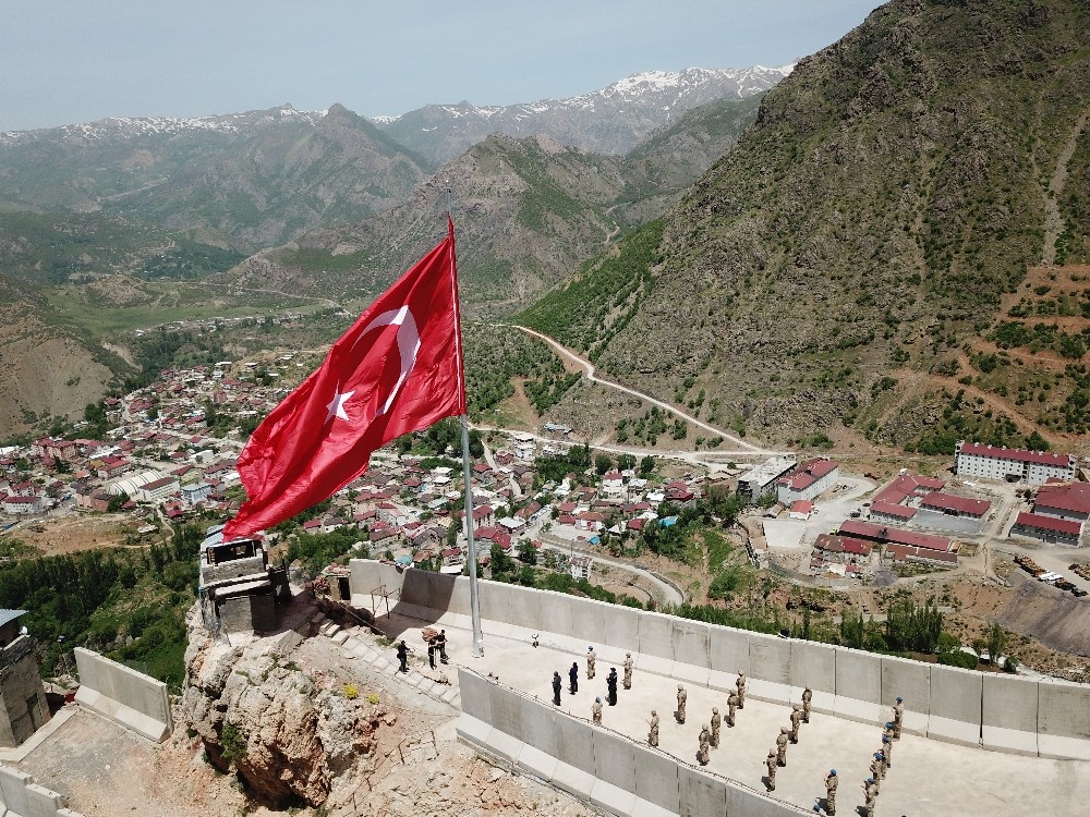 19 Mayıs’ta Kato Dağı’nda şehit düşen 10 asker anısına dev Türk bayrağı dikildi 