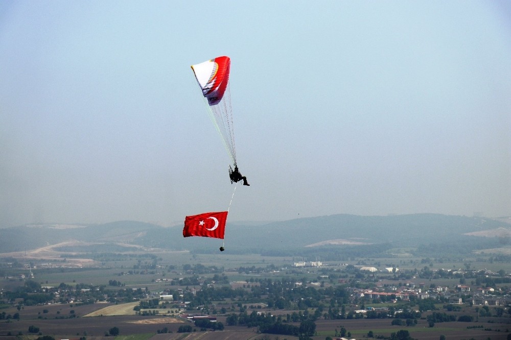 19 Mayıs’ta Sakarya semalarında Türk Bayrağı dalgalandırdı 