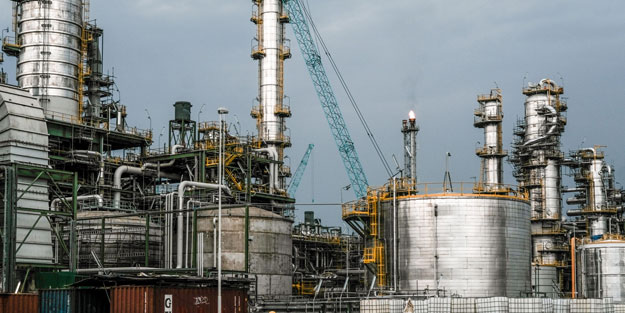 19 milyar dolarlık petrol rafinerisinde yangın