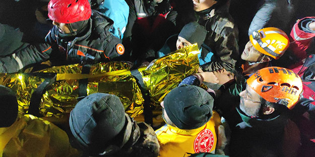 19 saat sonra yüzleri güldürdü! Enkaz altından çıkan genç kız sedyeden el salladı