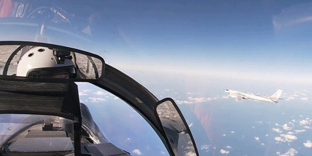 19 savaş uçağı peş peşe havalanmıştı! İşte dünyanın savaşın eşiğinden döndüğü o anlar...