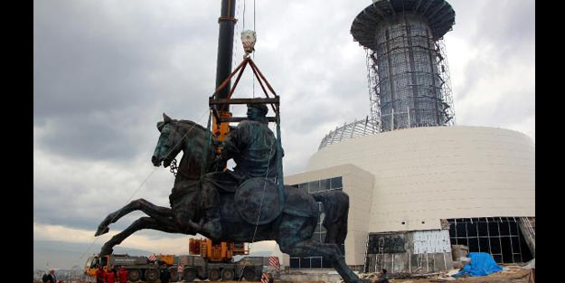 19 tonluk dev Köroğlu heykeli, 65 metre yüksekliğe konuldu