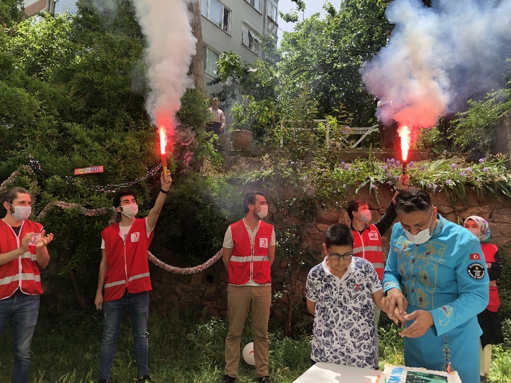 19 yaşına giren lowe sendromlu Turgay’a sürpriz doğum günü 