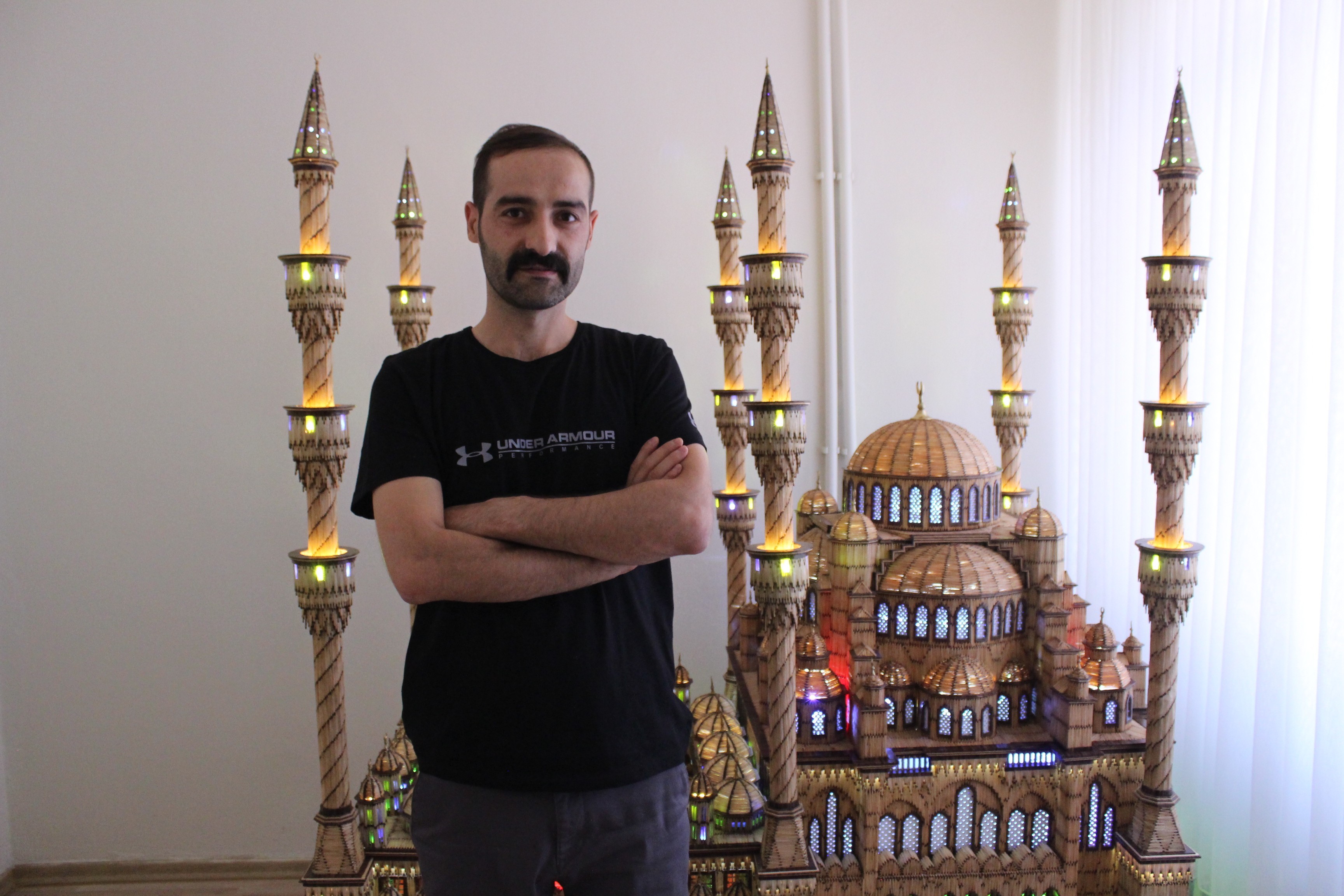 190 bin 900 adet kibritle maket cami yaptı