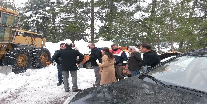 Hamile kadın ve yaşlı çiftin imdadına jandarma yetişti