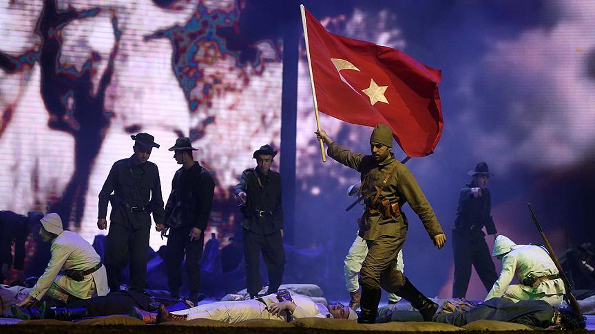 '1915 Bir Hilal Uğruna' gösterisi İzmir'de sahnelendi