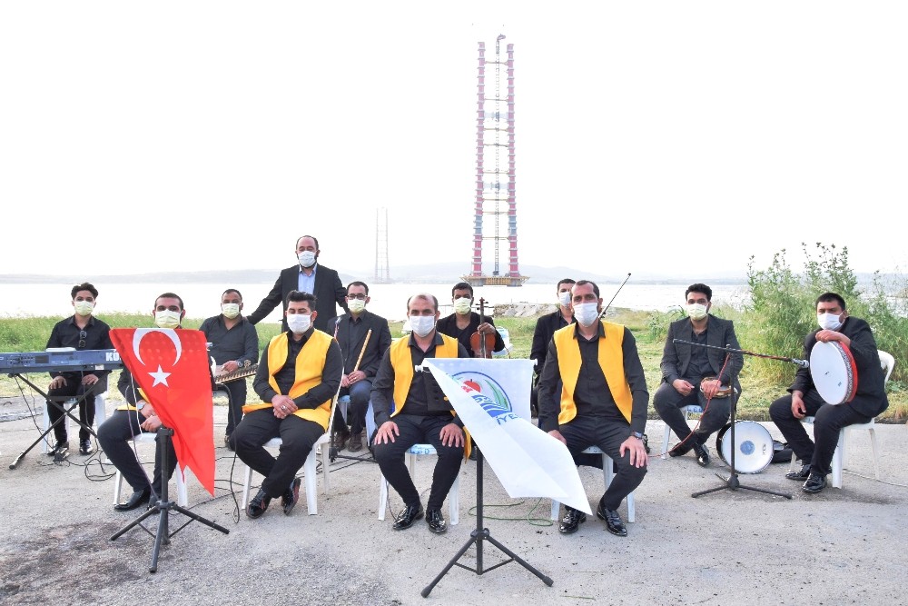 1915 Çanakkale Köprüsü ayaklarında korona konseri 