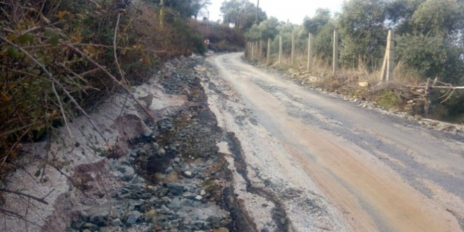 Milas’ta aşırı yağışlar yollara zarar verdi