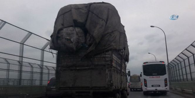 Kamyonetin tehlikeli yolculuğu kameralara böyle yansıdı