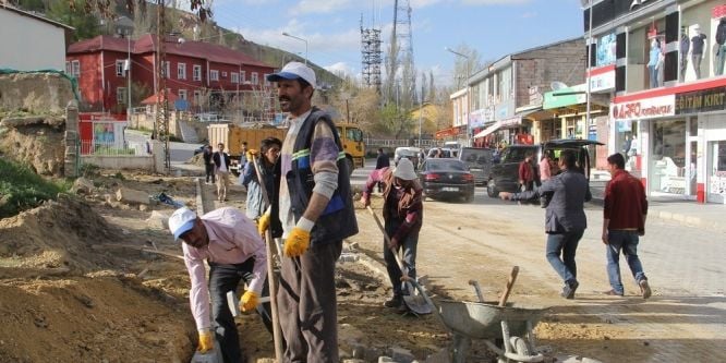 Başkale’de yol bakım ve onarım çalışması