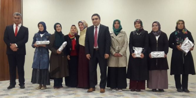 Kitap kurdu veliler ödüllendirildi