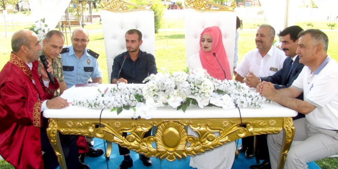Piknik alanında nikah sevinci