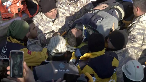 198. saatte çifte kurtuluş! İki kardeş enkazdan böyle çıktı