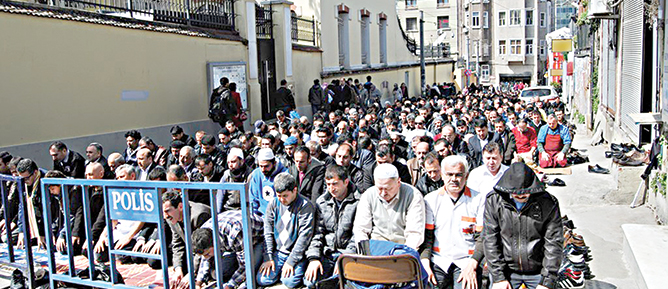 Cemaat namazı sokakta kılıyor