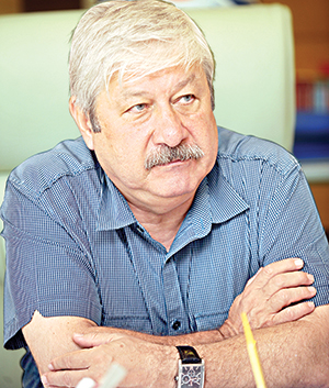 Biracı başkan kaldırımların altından kalkamadı