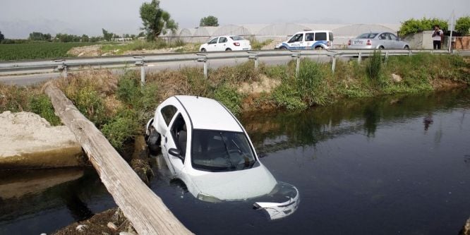 Sulama kanalına düşen aracın sürücüsü kayıplara karıştı