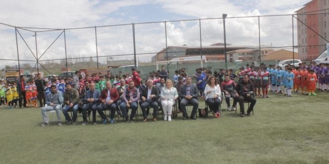 Minikler futbol şenliği başladı