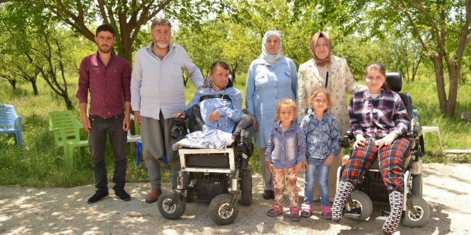 Başkan Atilla’nın eşinden engelli kardeşlere ziyaret