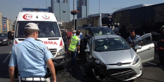 Mecidiyeköy’de zincirleme kaza: 1’i ağır 5 yaralı