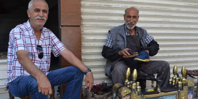 Bir boya sandığıyla 10 çocuk büyüttü