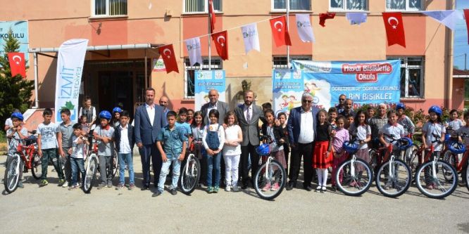 İzmit’te bisiklet dağıtımları sürüyor