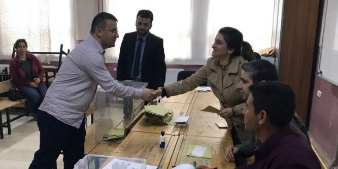 Kayyum olarak atanan kaymakam oyunu kullandı