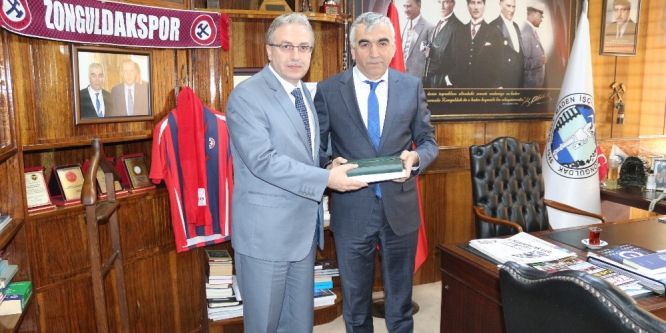 Müftü, Demirci’ye Kur’an-ı Kerim hediye etti