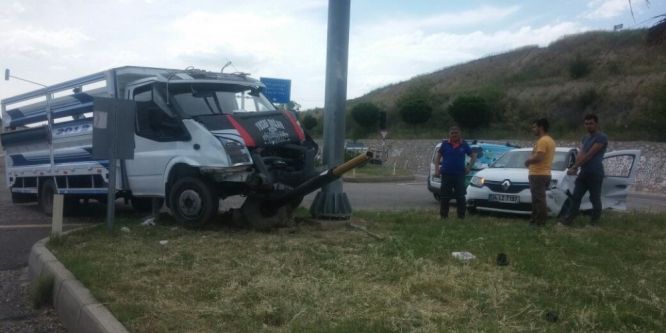 Kamyonet ile otomobil çarpıştı: 2 yaralı!
