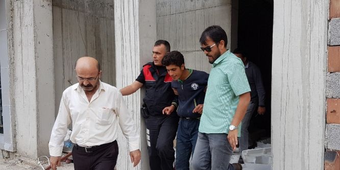 Çatıya çıkan genci polis 50 TL vererek ikna etti