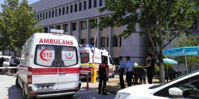 Denizli adliyesi önünde silahlı kavga!